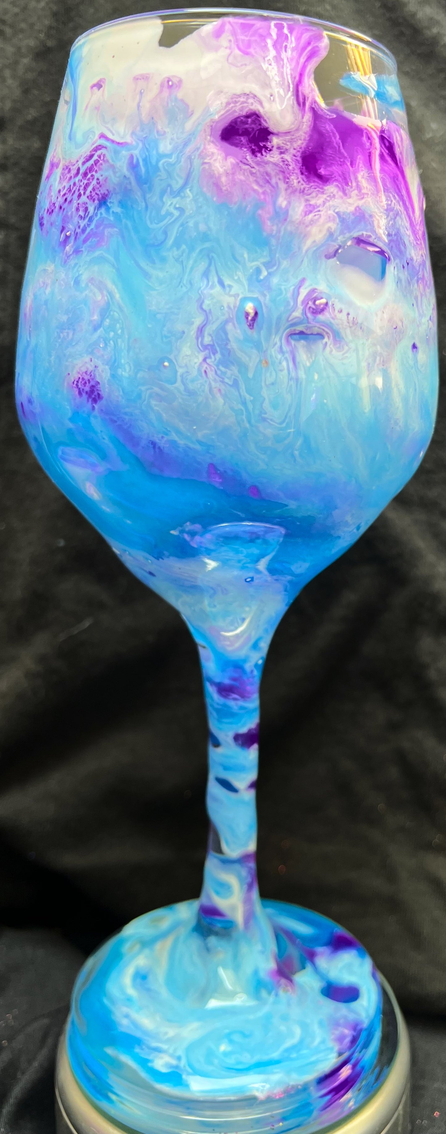 L106 Blue, purple and white Wine Glass
